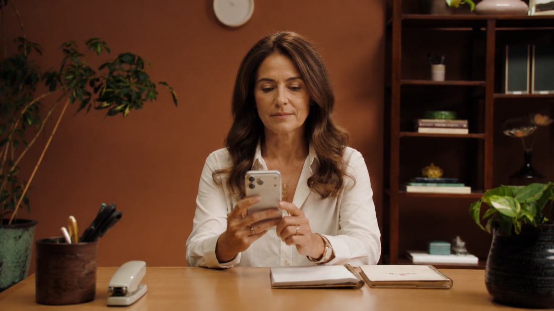A woman texting Ovea from her desk